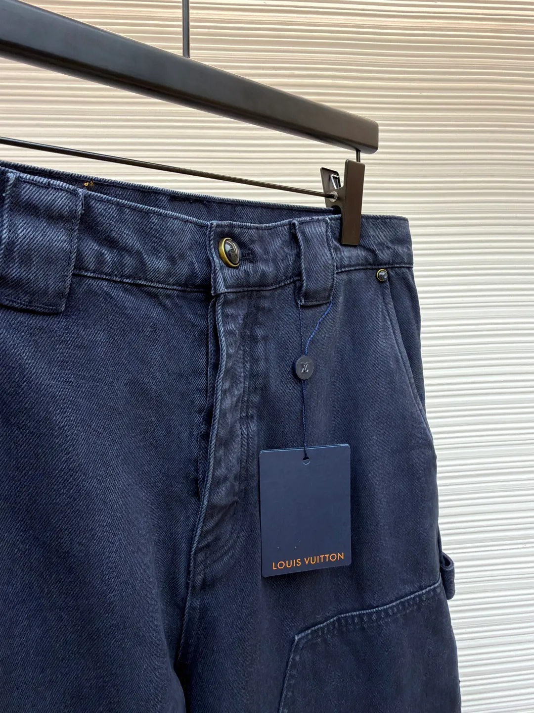 LOUIS VUITTON dyed embossed jeans ●Original version: Purchased and developed by 15889 ●Item number: 1681050-B55 ●Material: denim fabric ●Technology: embossed production ●Version: fitted version ●Weight: about 970 grams ●Size: 30-32-34-36 ●Description: This style is processed through garment dyeing to create a washed retro effect, and then uses a splicing structure and hammer fixing rings to express the workwear style. Monogram embroidery adorns the sides and left patch pocket, and pearlescent buttons and rivets complete the detail. Pair it with the same style to add to your summer wardrobe. The overall wiring is straight and delicate, the fabric is comfortable and soft, and the color is consistent without color difference. It can be matched with the same style to create a fashionable look and control various occasions. Customized accessories, complete with three standards, same style for men and women!
